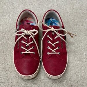 Born NWT Ref Suede Low-Top Sneakers with Cream Laces